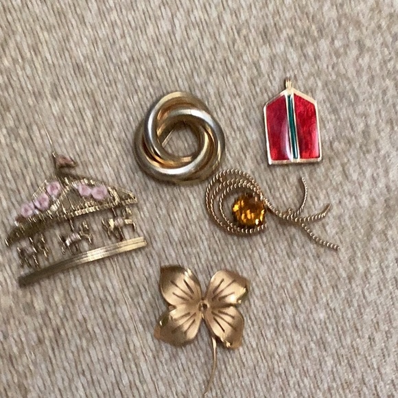 🌺Fabulous Lot of 5 Assorted Brooches Great Value So Fun to Wear 🌺 - Picture 2 of 5